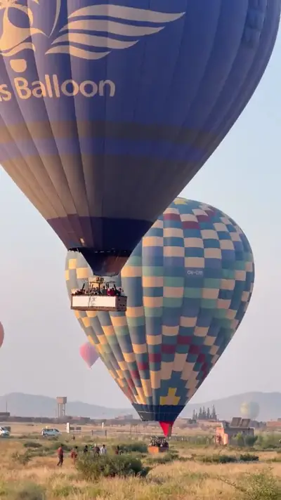 Deux montgolfières au-dessus du village