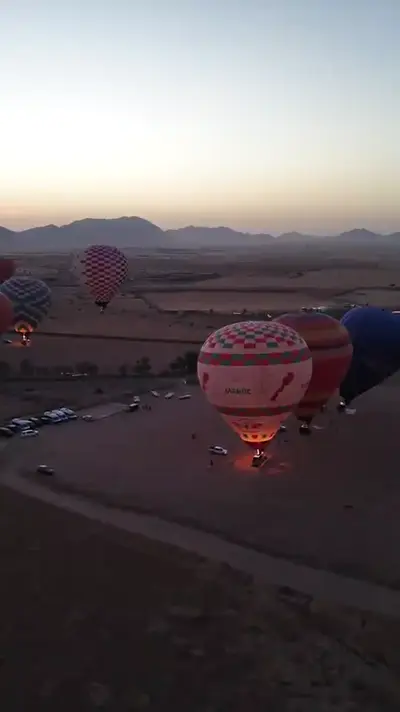 Les ballons s'illuminent à l'aube