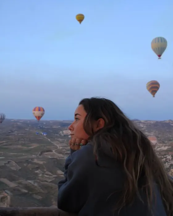 Voyageuses dans la nacelle au lever du soleil