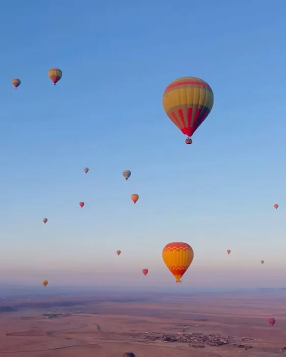 Des dizaines de montgolfières à l'aube