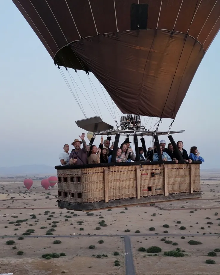 Nacelle remplie de voyageurs en plein vol