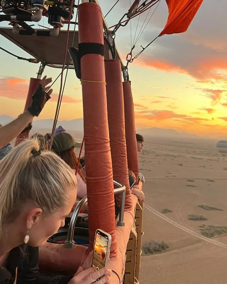 Passagers dans la nacelle au lever du soleil au-dessus de Marrakech