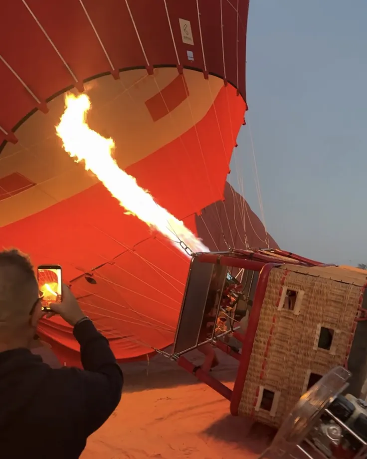 Flamme du brûleur pendant le gonflage de la montgolfière