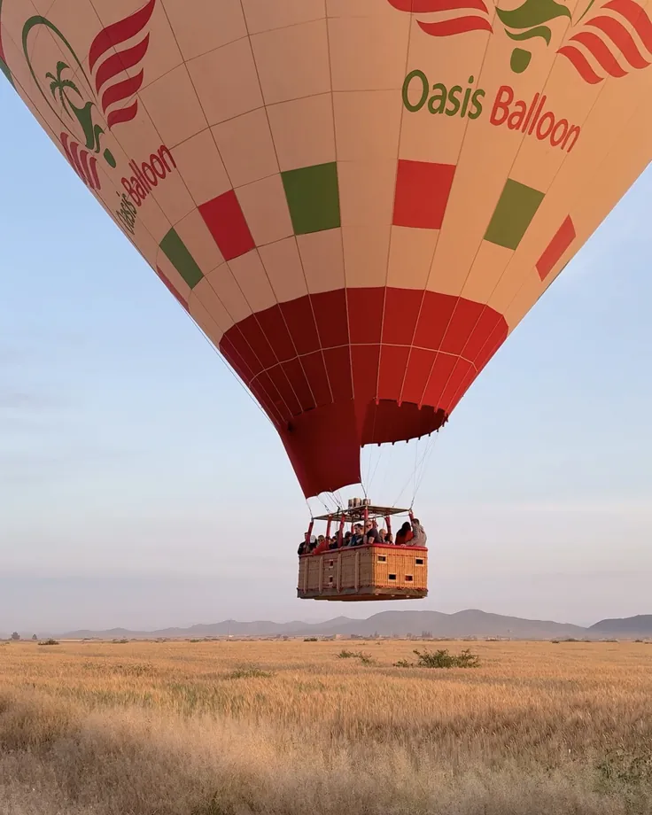 Montgolfière survolant un champ doré près de Marrakech