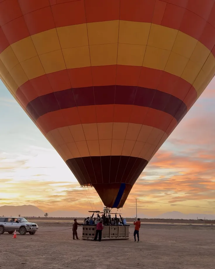 Montgolfière prête à décoller au coucher du soleil