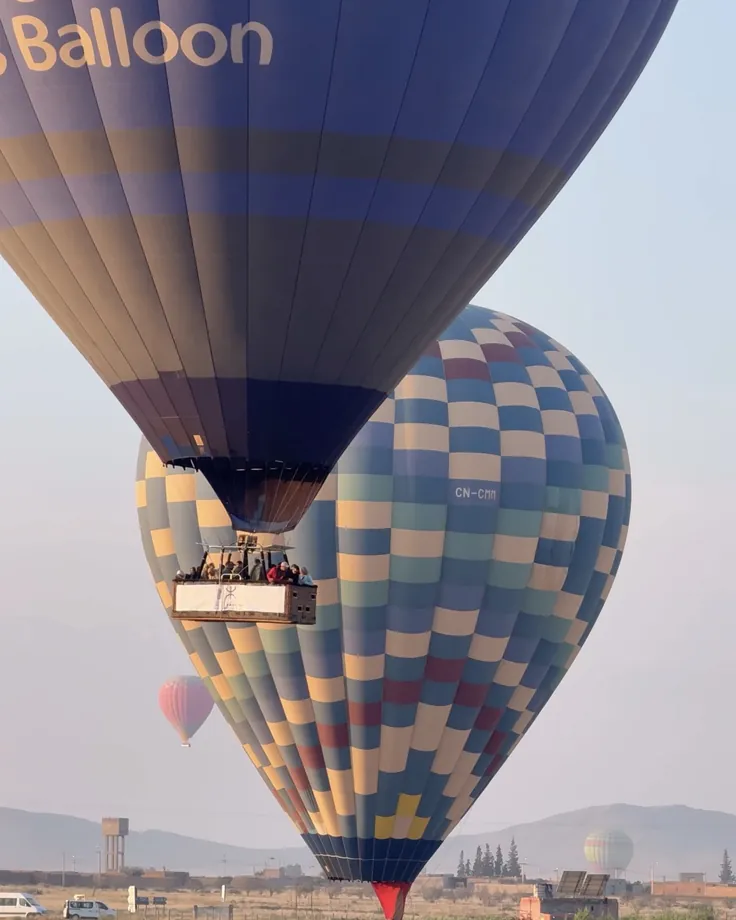 Deux montgolfières au-dessus de la plaine de Marrakech