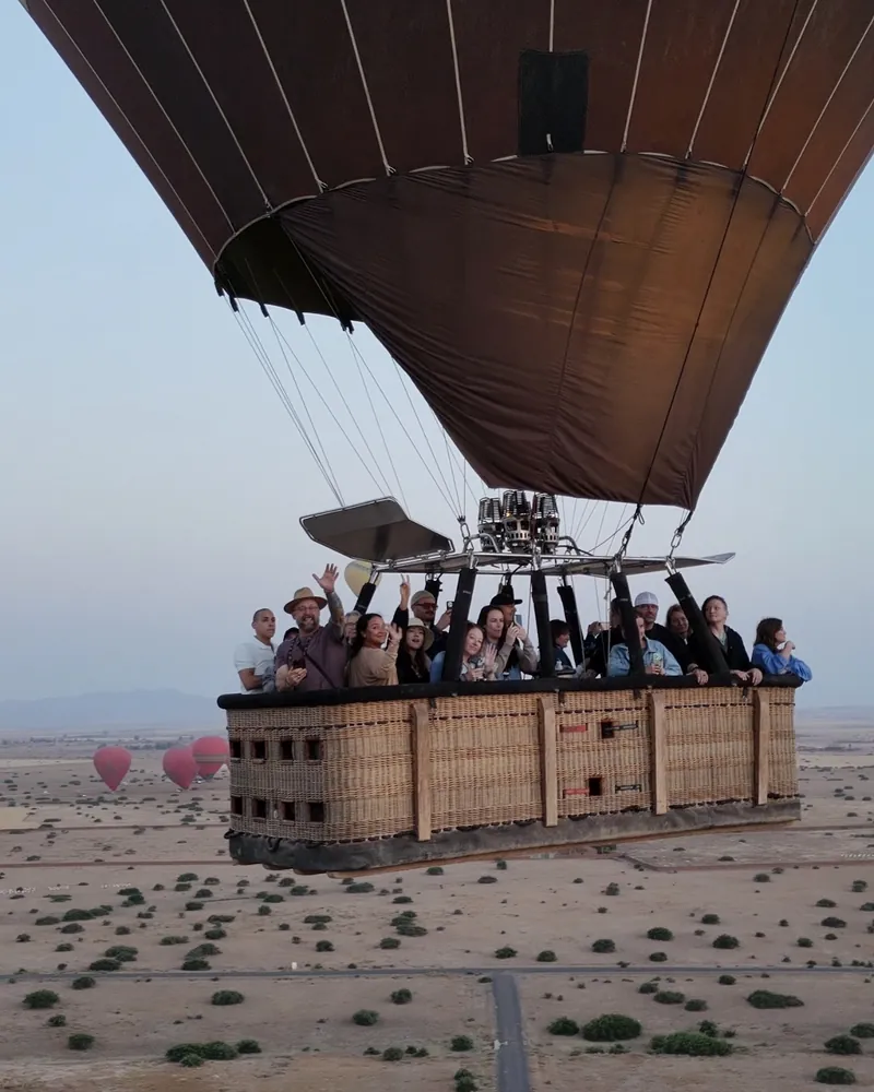 Voyageurs dans la nacelle d'une montgolfière au-dessus de la région de Marrakech